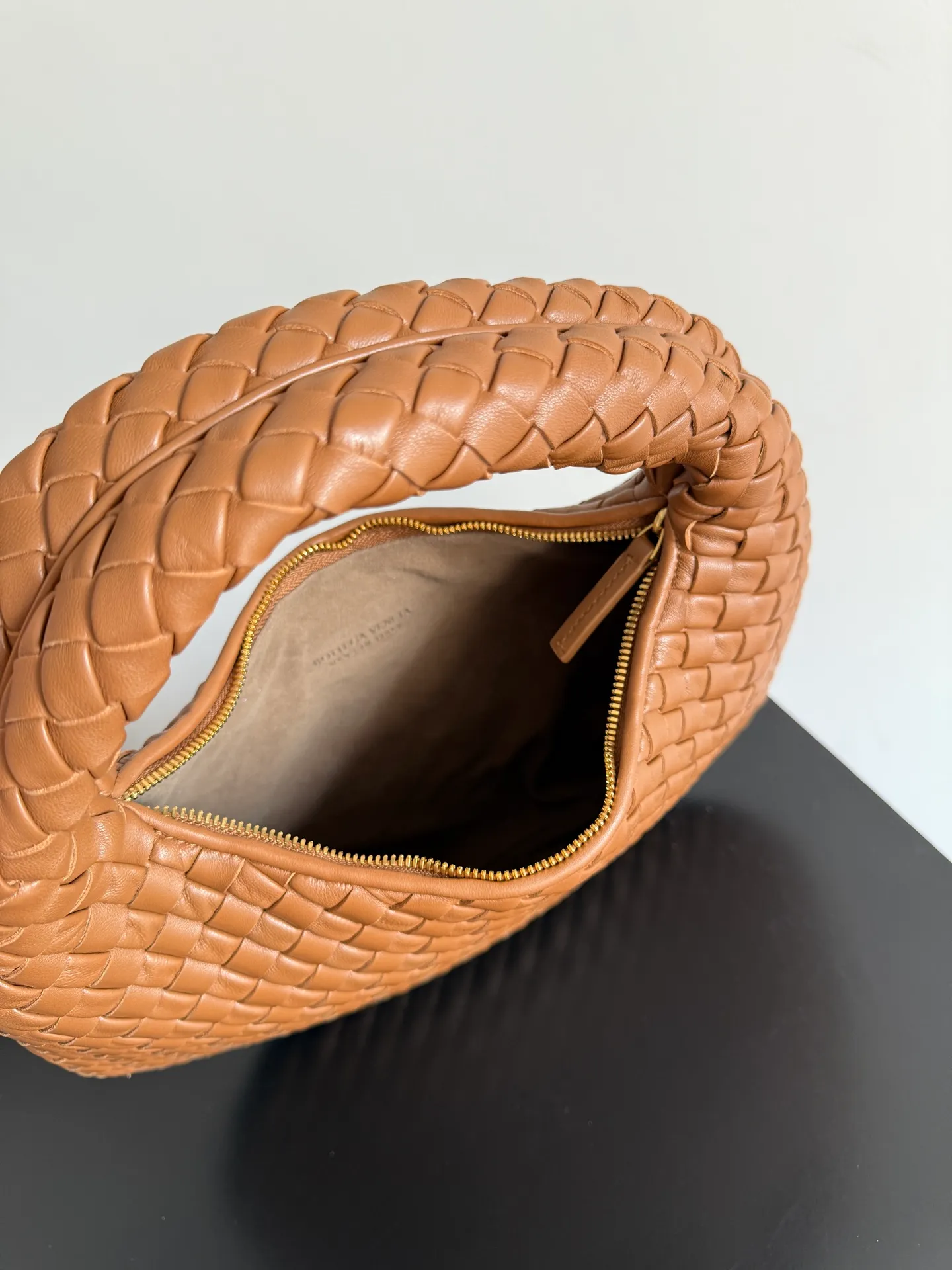 Batch 1720 BV Bottega Veneta's new early spring women's shoulder bag. The soft and delicate Hobo bag in small size is shipped! Many friends are waiting for this bag. It has a round shape and a large capacity. It can hold a 50-fold umbrella inside. Babies with a lot of daily items do not need to worry about the capacity of this bag. It is a practical bag for traveling and commuting. Although it is fluffy, it is soft and comfortable when carried on one shoulder. It has a modern and retro feel. Model No.: 856736 Size: 35*21*5cm